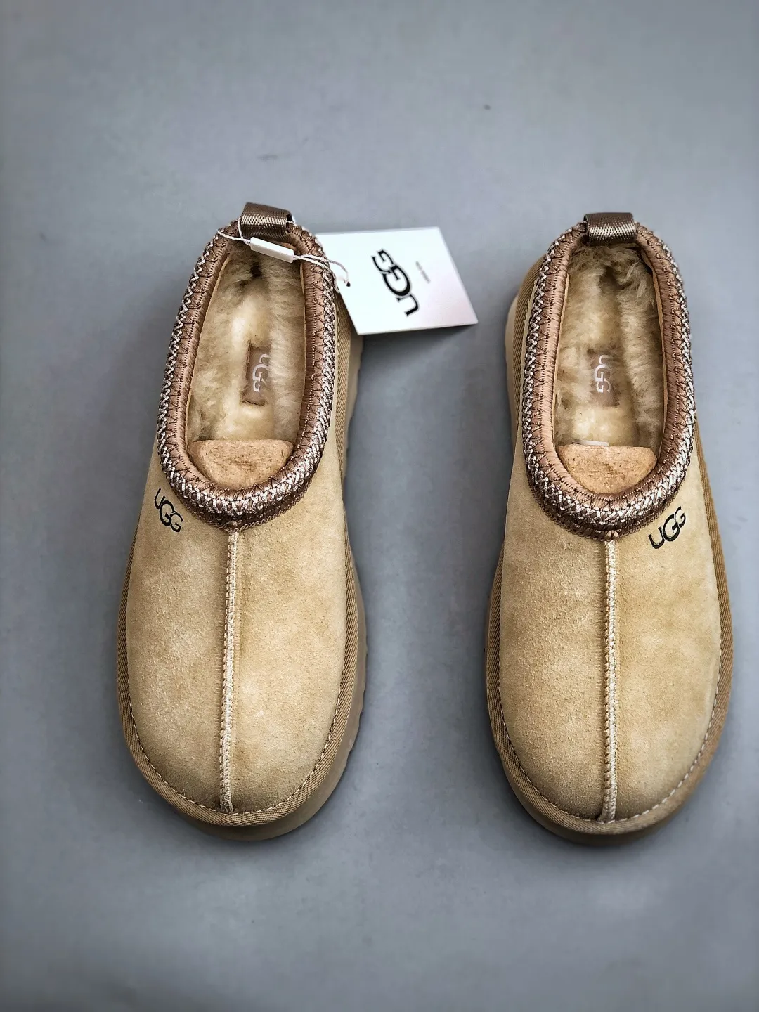 Local self-pickup💰560 supports store placement. The top version on the market. UGG Tazz ethnic style thick-soled women's model. Xiaohongshu's hot model. Produced by a major foreign trade factory in Guangzhou. From toe to insole, genuine sheep fur. Independent outer box packaging. Chip. With waterproof technology. Differentiating from any version on the market. 5cm thick sole. Independently developed original outsole. Cashmere insole. Keep warm when going out in winter. It is a very suitable choice for home use. In the new year, uug has launched a style series, which is partially biased towards the preferences of young consumers. It has also moved to the forefront of fashion trends. Shoe body material. Water-repellent coated suede upper. 17mm UGGPURE™ implanted wool insole. Lightweight non-slip and comfortable rubber outsole. With brand LOGO. With full packaging. Size: 35-40